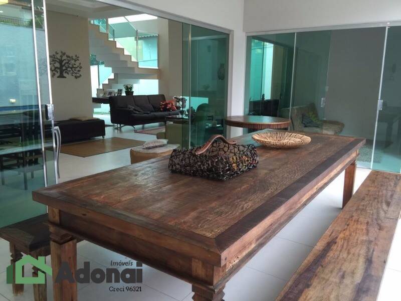 Casa à venda e aluguel com 4 quartos, 365m² - Foto 1