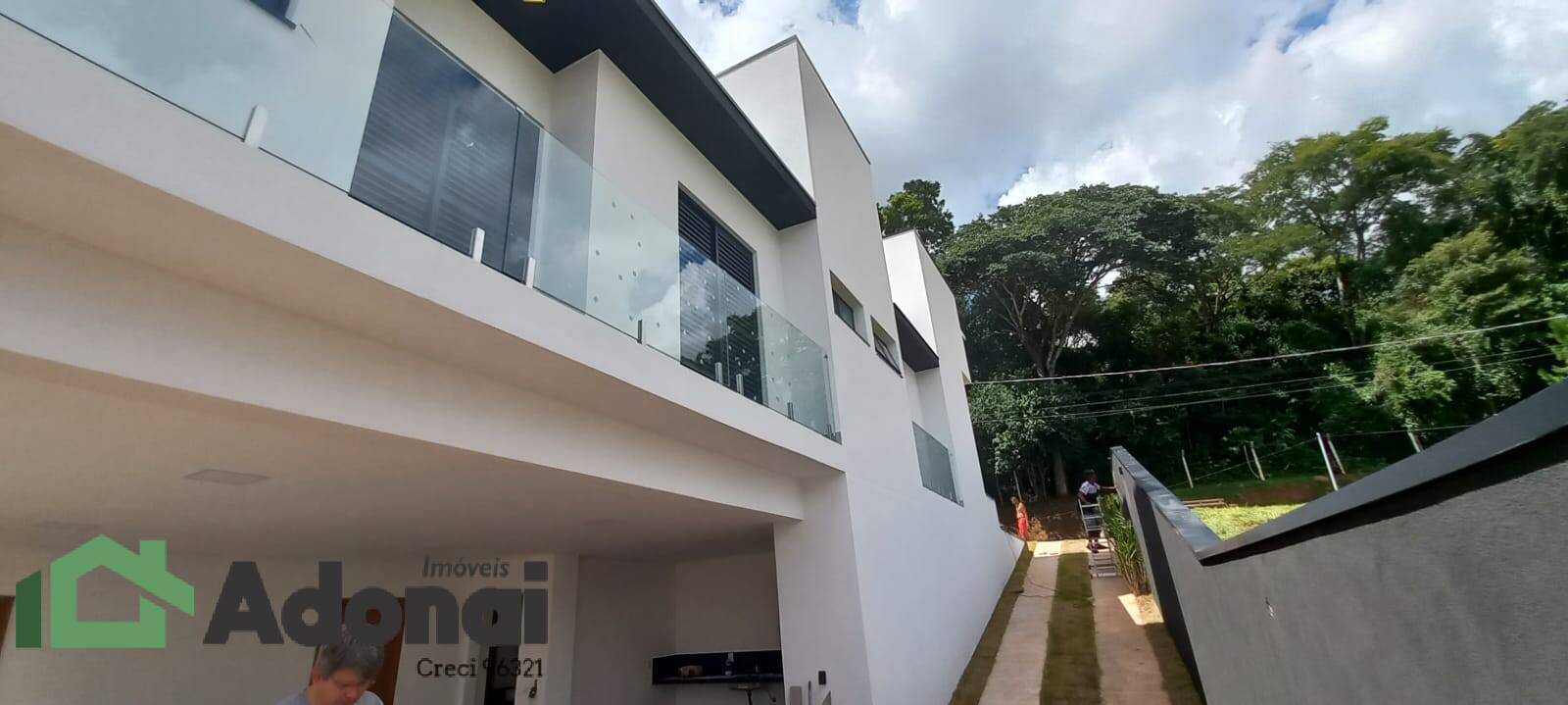 Casa à venda com 3 quartos, 208m² - Foto 1