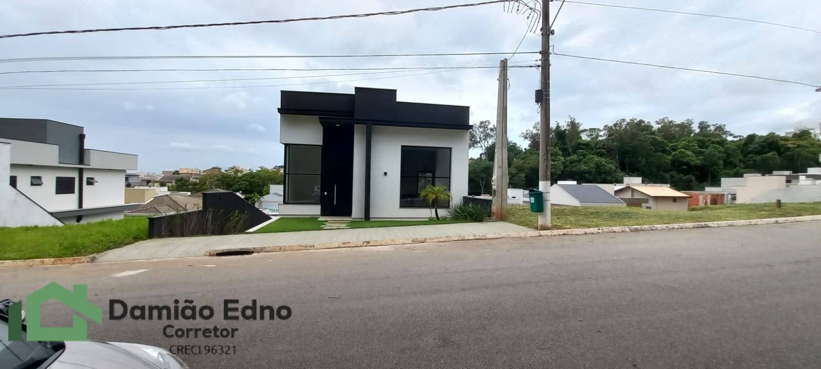 Casa à venda com 3 quartos, 208m² - Foto 1